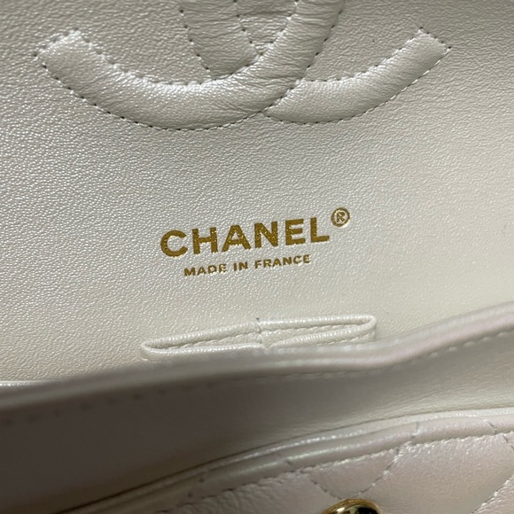 Chanel White Classic Flap Handbag 2021 - Picture 7 of 16